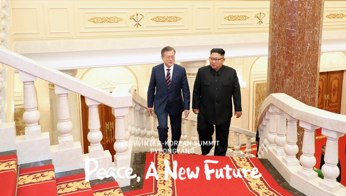 President Moon Jae-in (left) and North Korea’s Chairman of State Affairs Commission Kim Jong Un walk to the meeting room at the Workers' Party of Korea offices in Pyeongyang on Sept. 18. (Pyeongyang Press Corps)